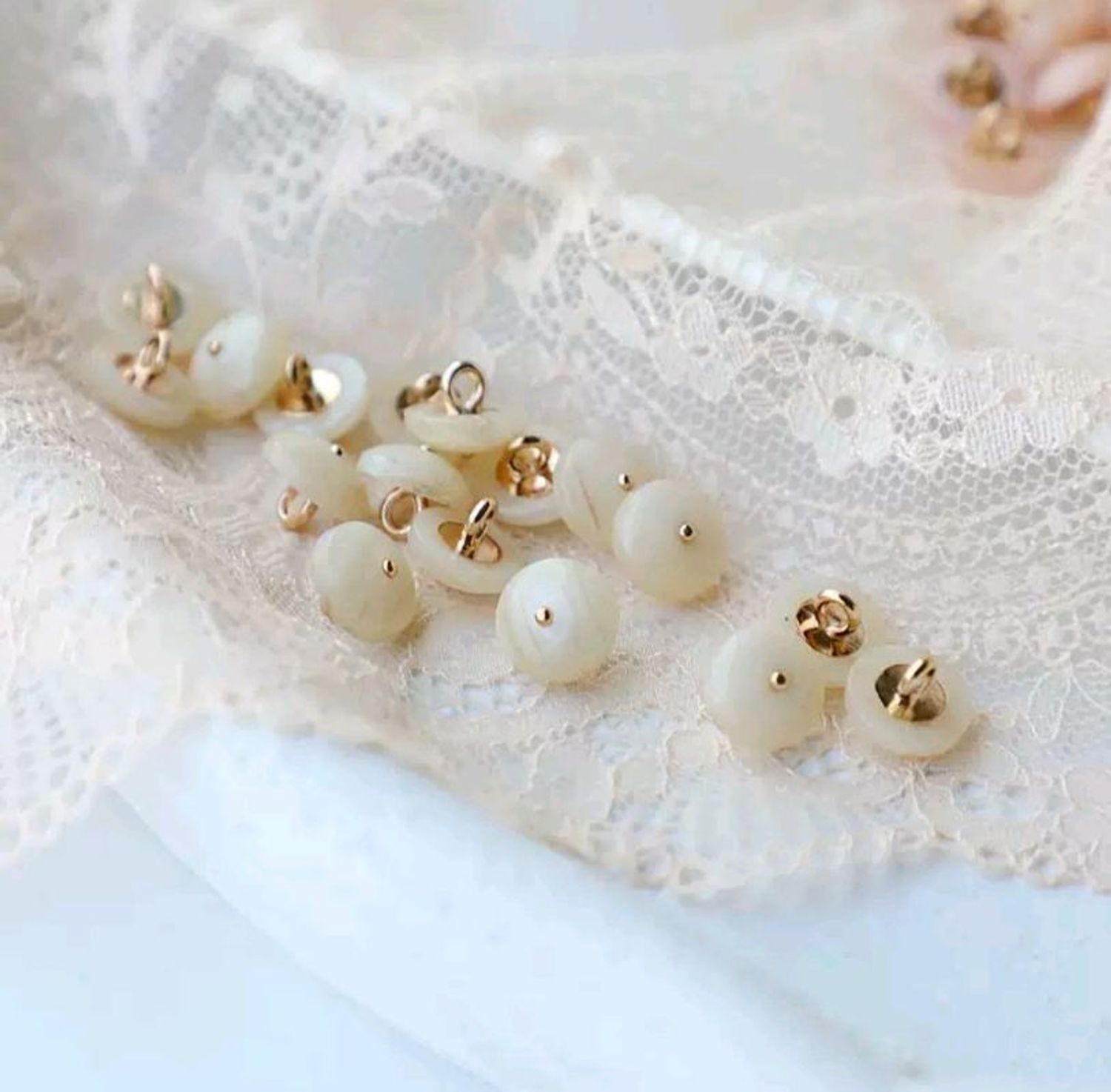 товч 12мм цагаан чулуун