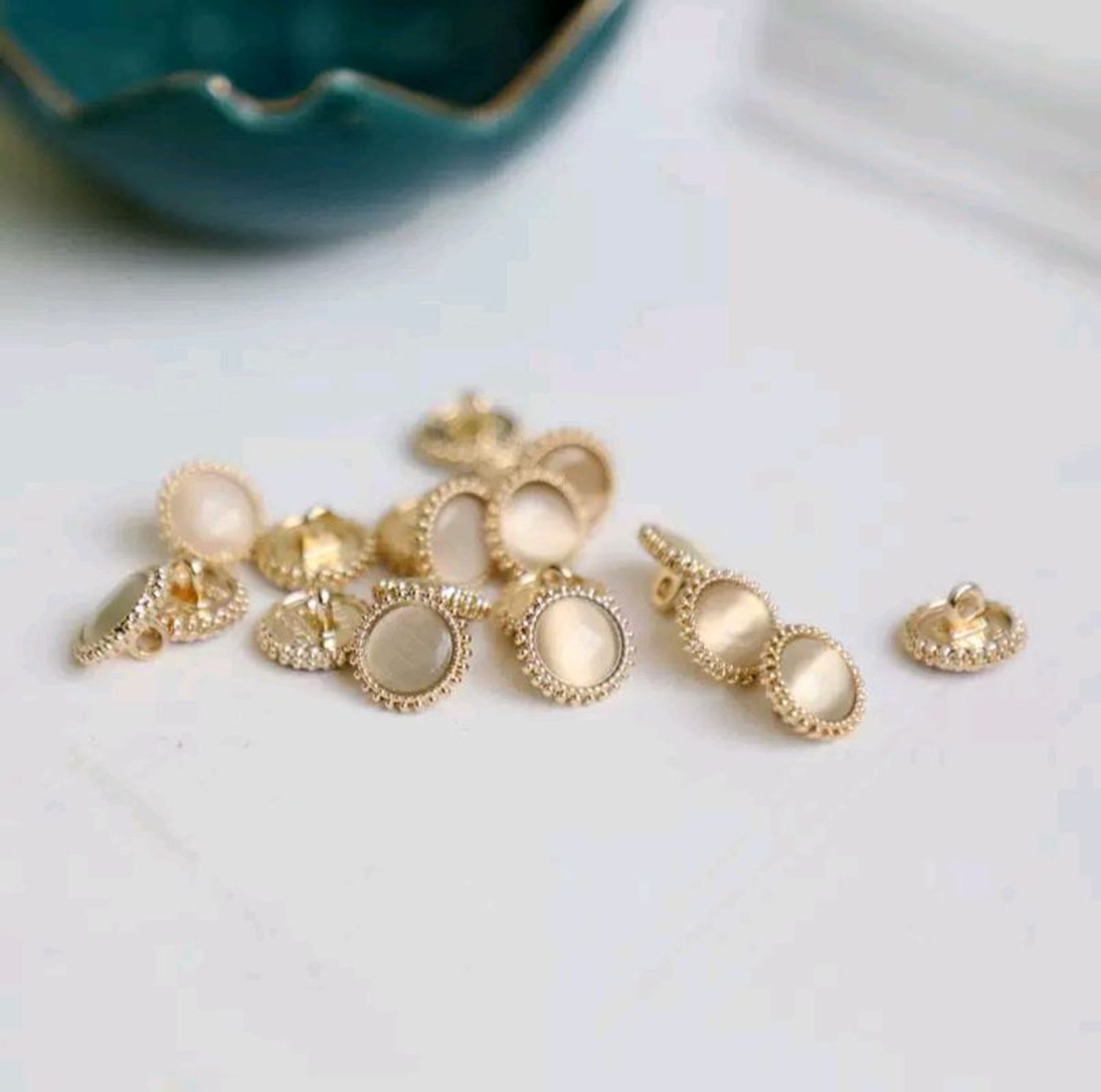 11мм чулуун алтан шаргал товч