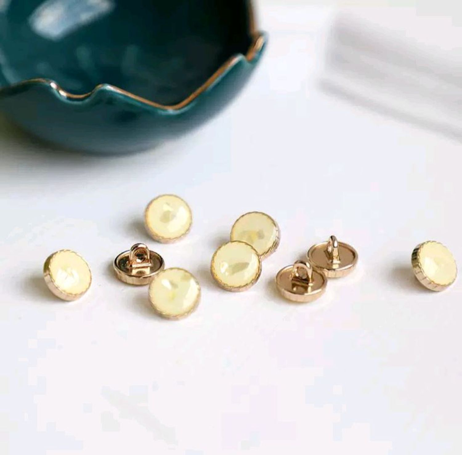 11мм чулуун танан цагаан товч