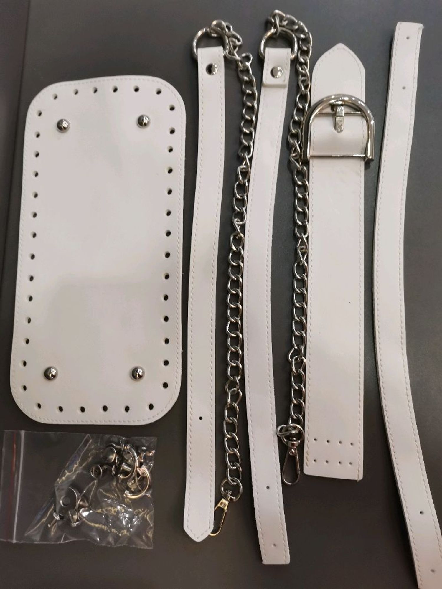 Цүнхний бэлдэц комоороо ( цагаан )