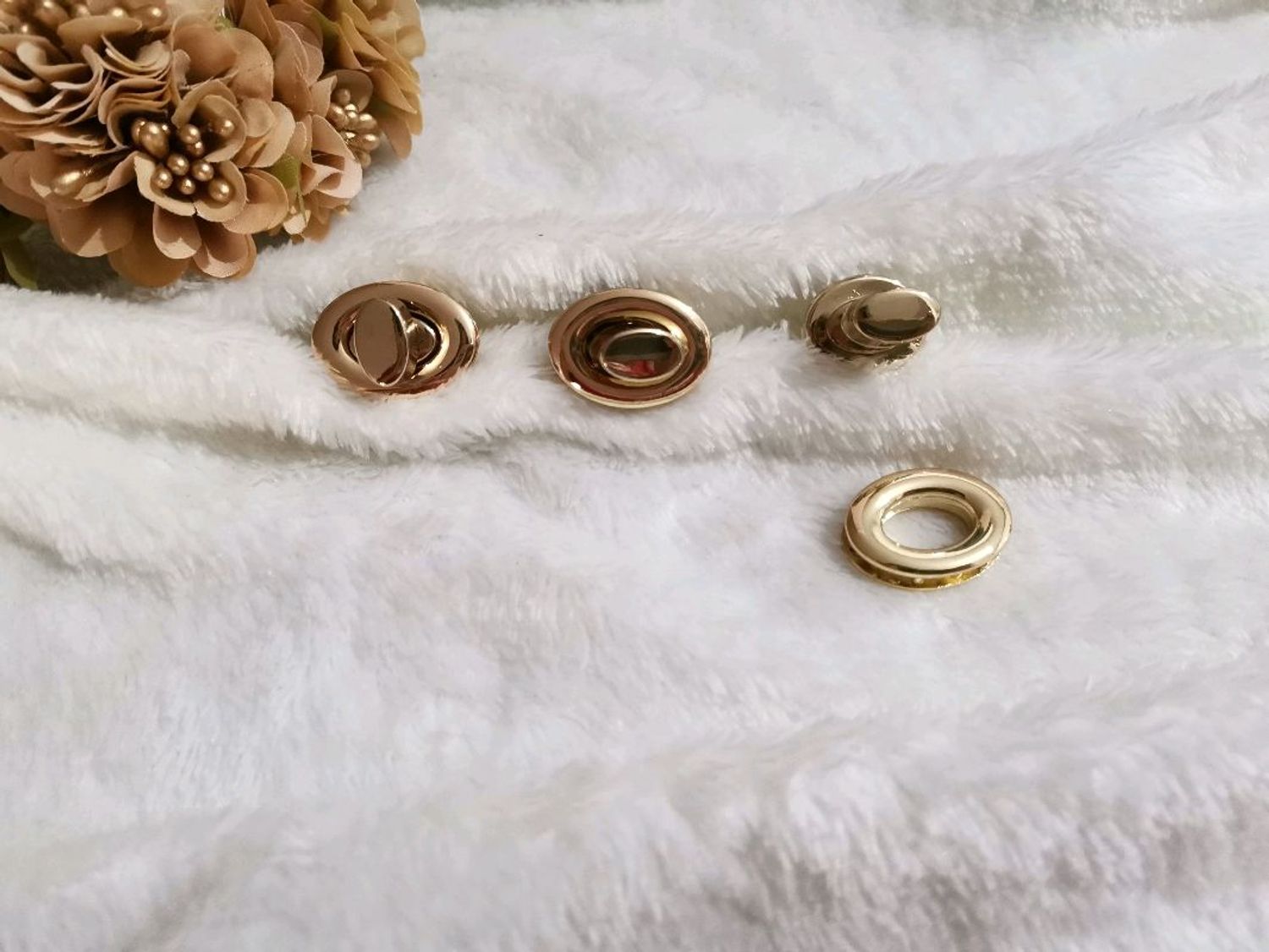 Цүнхний түгжээ эргэдэг шаргал