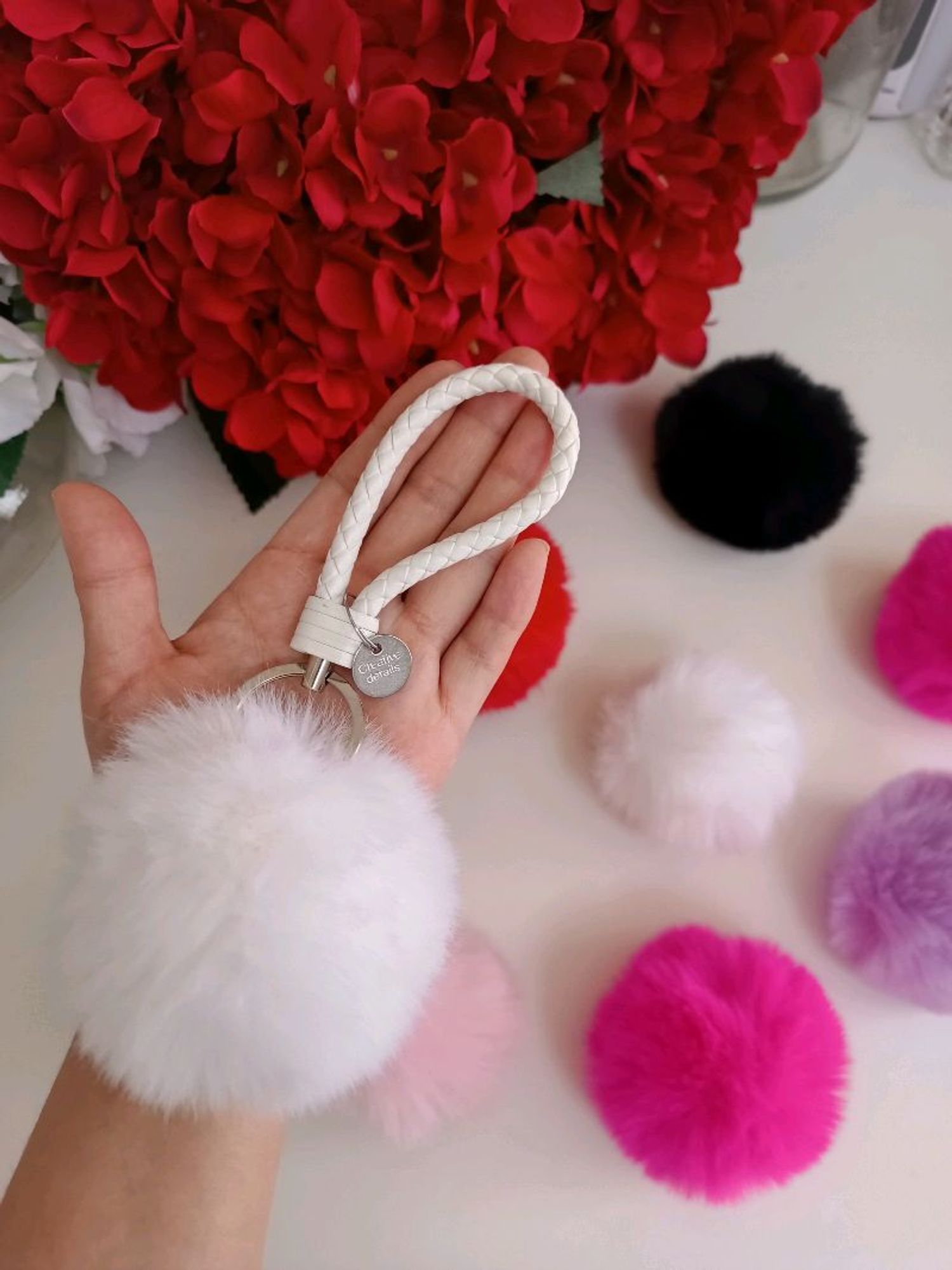 Үслэг пом пом 8см цагаан